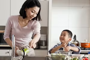 Để trẻ sống trách nhiệm hơn, phụ huynh cần cho trẻ thường xuyên đóng góp vào những công việc chung. Ảnh minh họa: INT.