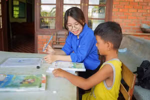 Tình nguyện viên của Câu lạc bộ Hoa phượng đỏ dạy kèm miễn phí cho học sinh tiểu học sống tại Làng trẻ SOS Đà Nẵng. Ảnh: NTCC