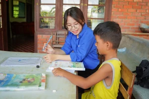 Tình nguyện viên của Câu lạc bộ Hoa phượng đỏ dạy kèm miễn phí cho học sinh tiểu học sống tại Làng trẻ SOS Đà Nẵng. Ảnh: NTCC