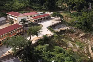 Trường PTDTBT-THCS Trung Lý nằm lọt thỏm giữa quả đồi có nguy cơ sạt lở.