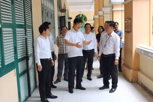 Lãnh đạo tỉnh và Sở GD&ĐT tỉnh Đồng Tháp kiểm tra thực tế các cơ sở giáo dục. Ảnh: Quốc Nguyên