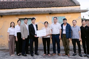 Thầy Đặng An Bình trao số tiền 130 triệu đồng cho gia đình sinh viên Đỗ Chí Thành.