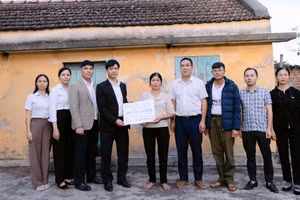 Thầy Đặng An Bình trao số tiền 130 triệu đồng cho gia đình sinh viên Đỗ Chí Thành.