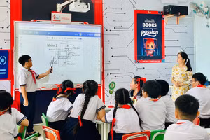 Giáo viên Trường Tiểu học Thuận Kiều (phường Đông Hưng Thuận, TPHCM) trong giờ lên lớp. Ảnh: Minh Anh