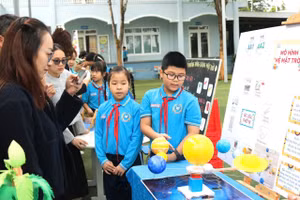 Học sinh Trường Tiểu học và THCS Nguyễn Khuyến giới thiệu sản phẩm tham dự ngày hội STEM năm học 2025 - 2026. Ảnh: TT