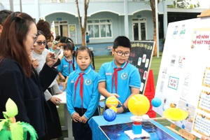 Học sinh Trường Tiểu học và THCS Nguyễn Khuyến giới thiệu sản phẩm tham dự ngày hội STEM năm học 2025 - 2026. Ảnh: TT