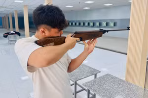 Thí sinh dự thi năng khiếu môn bắn súng. Ảnh: Thùy Linh