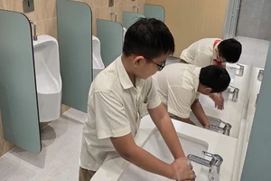 Học sinh Trường THPT Nam Sài Gòn thích thú với nhà vệ sinh được cải tạo khang trang trong năm học mới. Ảnh: NTCC