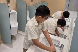 Học sinh Trường THPT Nam Sài Gòn thích thú với nhà vệ sinh được cải tạo khang trang trong năm học mới. Ảnh: NTCC