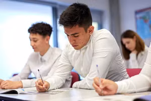 Cha mẹ nên hướng dẫn trẻ các chiến lược làm bài thi. Ảnh: INT.