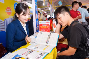 Học sinh tìm hiểu thông tin tuyển sinh của Trường Đại học Công nghệ TPHCM. Ảnh: HUTECH