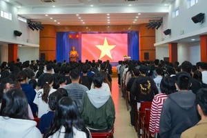 Sinh viên Trường Đại học Mở Đại học Mở TP HCM trong lễ chào cờ. Ảnh: HCMCOU
