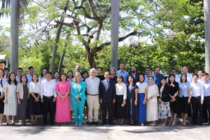 Đại biểu đến từ các trường đại học tham gia tập huấn “Đời sống và dịch vụ hỗ trợ sinh viên” tại Trường Đại học Sư phạm Kỹ thuật, Đại học Đà Nẵng trong khuôn khổ Chương trình Erasmus+. Ảnh: NTCC