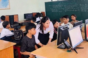 Giáo viên Trường Tiểu học - THCS A Xing (Quảng Trị) hướng dẫn học sinh trong giờ học.