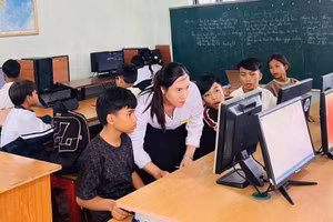 Giáo viên Trường Tiểu học - THCS A Xing (Quảng Trị) hướng dẫn học sinh trong giờ học.
