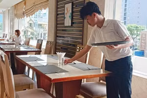 Học sinh hệ trung cấp Trường Cao đẳng Thương mại (Đà Nẵng) thực hành nghiệp vụ nhà hàng. Ảnh: NTCC