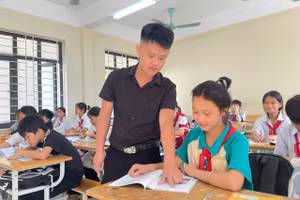 Thầy giáo Chá Văn Pó và học sinh ở Trường Phổ thông Dân tộc bán trú THCS Mường Lý (Mường Lát, Thanh Hóa).