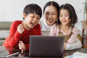 Cha mẹ nên hạn chế thời gian sử dụng thiết bị công nghệ của trẻ. Ảnh minh họa: ITN.