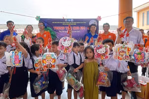 Sinh viên BDU Cà Mau tổ chức Trung thu cho học sinh nghèo tại Trường Tiểu học Long Hòa (huyện Đầm Dơi, Cà Mau). Ảnh: Quách Mến