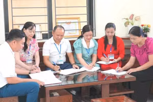 Ban giám hiệu Trường THCS Nguyễn Trãi (Tân Kỳ, Nghệ An) trao đổi chuyên môn cùng giáo viên. Ảnh: Hồ Lài