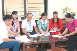 Ban giám hiệu Trường THCS Nguyễn Trãi (Tân Kỳ, Nghệ An) trao đổi chuyên môn cùng giáo viên. Ảnh: Hồ Lài