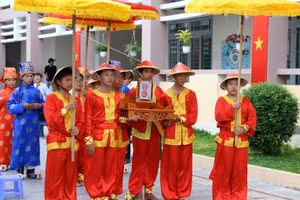 Học sinh Trường THCS Nguyễn Chí Thanh (TPHCM) tổ chức sinh hoạt kỷ niệm Lễ Giỗ Quốc tổ Hùng Vương. Ảnh: ITN