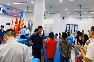 Người lao động tìm hiểu thông tin việc làm tại Trung tâm Dịch vụ việc làm Hà Nội.