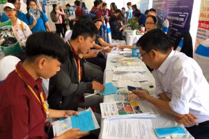 Một bộ phận sinh viên ra trường chật vật tìm kiếm cơ hội việc làm đúng ngành, nghề, thu nhập cao. Ảnh minh họa: ITN