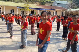 Học sinh Trường PT DTBT Tiểu học Lượng Minh (Lượng Minh, Nghệ An) trong hoạt động ngoài giờ lên lớp. Ảnh: NTCC