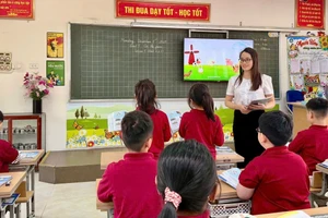 Cô Bùi Thị Thu Trang trong giờ dạy tiếng Anh trên lớp tại Trường Tiểu học An Hưng (Dương Nội, Hà Nội). Ảnh: Đình Tuệ