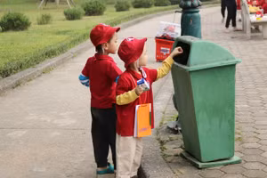 Phụ huynh nên khen ngợi và khuyến khích trẻ khi con có hành động bảo vệ môi trường. Ảnh minh họa: INT.