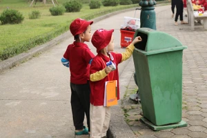 Phụ huynh nên khen ngợi và khuyến khích trẻ khi con có hành động bảo vệ môi trường. Ảnh minh họa: INT.