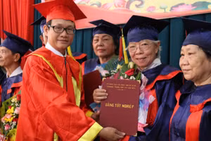 Học viên Nguyễn Thị Oanh (69 tuổi) trong ngày tốt nghiệp lấy bằng Y sỹ Y học cổ truyền. Ảnh: Q.H