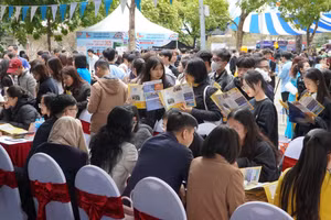 Tại Ngày hội tư vấn tuyển sinh, hướng nghiệp năm 2025, thí sinh tìm hiểu các ngành đào tạo của Học viện Tài chính. Ảnh: TG