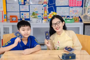 ThS Trần Thị Ngọc Tuyền - Hiệu trưởng Trường Tiểu học Việt Anh, hướng dẫn học sinh trong giờ học. Ảnh: NVCC