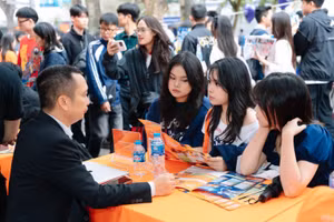 Thí sinh tìm hiểu về phương thức tuyển sinh năm 2026 của Trường Đại học FPT. Ảnh: NTCC