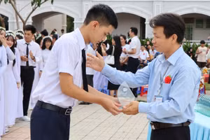 Lễ tri ân và trưởng thành của học sinh lớp 12 Trường THPT chuyên Hoàng Lê Kha (TP Tây Ninh, tỉnh Tây Ninh). Ảnh: INT