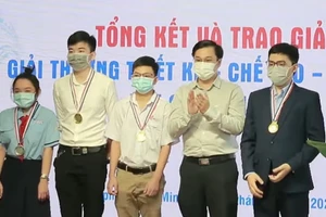 Hoàng Gia Phú (phải), thành viên nhóm nhận giải Giải thưởng Thiết kế - Chế tạo - Ứng dụng do Thành đoàn TPHCM với sản phẩm phần mềm kiểm soát bình luận. Ảnh: NVCC