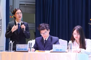 Sinh viên Trường Đại học Luật TPHCM tranh luận tại Cuộc thi Phiên tòa giả định VMoot cấp quốc gia năm 2025. Ảnh: HCMULAW