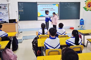 Gia Hân tặng áo khoác màu hồng cho bạn Thuận Lan. Ảnh: NVCC