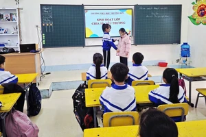 Gia Hân tặng áo khoác màu hồng cho bạn Thuận Lan. Ảnh: NVCC