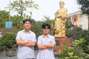 Vũ Đức Pháp (bên trái) và Nguyễn Bảo Phúc là 2 trong 14 học sinh Việt Nam tham gia chương trình “Lãnh đạo thanh niên theo yêu cầu” do Đại sứ quán Hoa Kỳ tài trợ.