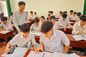 Thầy Phạm Văn Quang cùng học sinh Trung tâm GDTX tỉnh Đắk Lắk ôn tập môn Toán. Ảnh: Thành Tâm