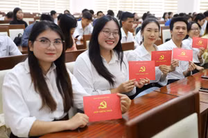 Sinh viên Trường Đại học Quy Nhơn tham gia lớp bồi dưỡng nhận thức về Đảng.