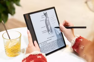 Đọc sách điện tử bằng thiết bị E-reader đang là xu hướng đọc mới của người dùng hiện đại. Ảnh: Akishop.