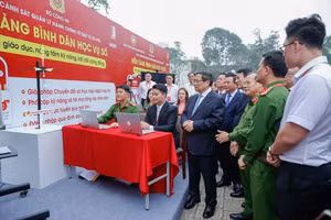 Thủ tướng Phạm Minh Chính nghe giới thiệu về nền tảng “Bình dân học vụ số”. Ảnh: VGP