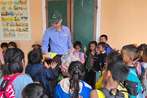 Thầy Ngô Duy Hưng mang những món quà yêu thương đến học sinh vùng cao. Ảnh: NVCC