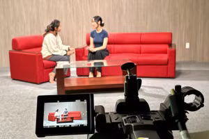 Sinh viên Khoa Báo chí Truyền thông, Trường Đại học Khoa học Xã hội và Nhân văn (Đại học Quốc gia TPHCM) trong môn học truyền hình. Ảnh: T.L