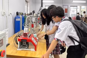 Học viên Trung tâm Giáo dục nghề nghiệp - Giáo dục thường xuyên Quận 12 trải nghiệm tiết học Vật lý thực tế tại Trường Đại học Sư phạm Kỹ thuật TPHCM. Ảnh: TT