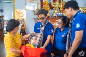 Chiến sĩ tình nguyện Mùa Hè xanh Trường Đại học Khoa học Tự nhiên (Đại học Quốc gia TPHCM) phối hợp với Đoàn phường Đông Hòa (TPHCM) thu thập thông tin và phục dựng di ảnh các anh hùng liệt sĩ, tháng 7/2025. Ảnh: HCMUS